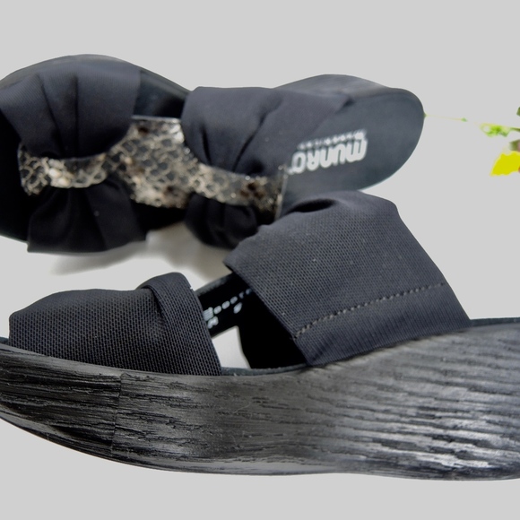 Munro black wedge slide in size 5W.  Gold metallic - Picture 4 of 8